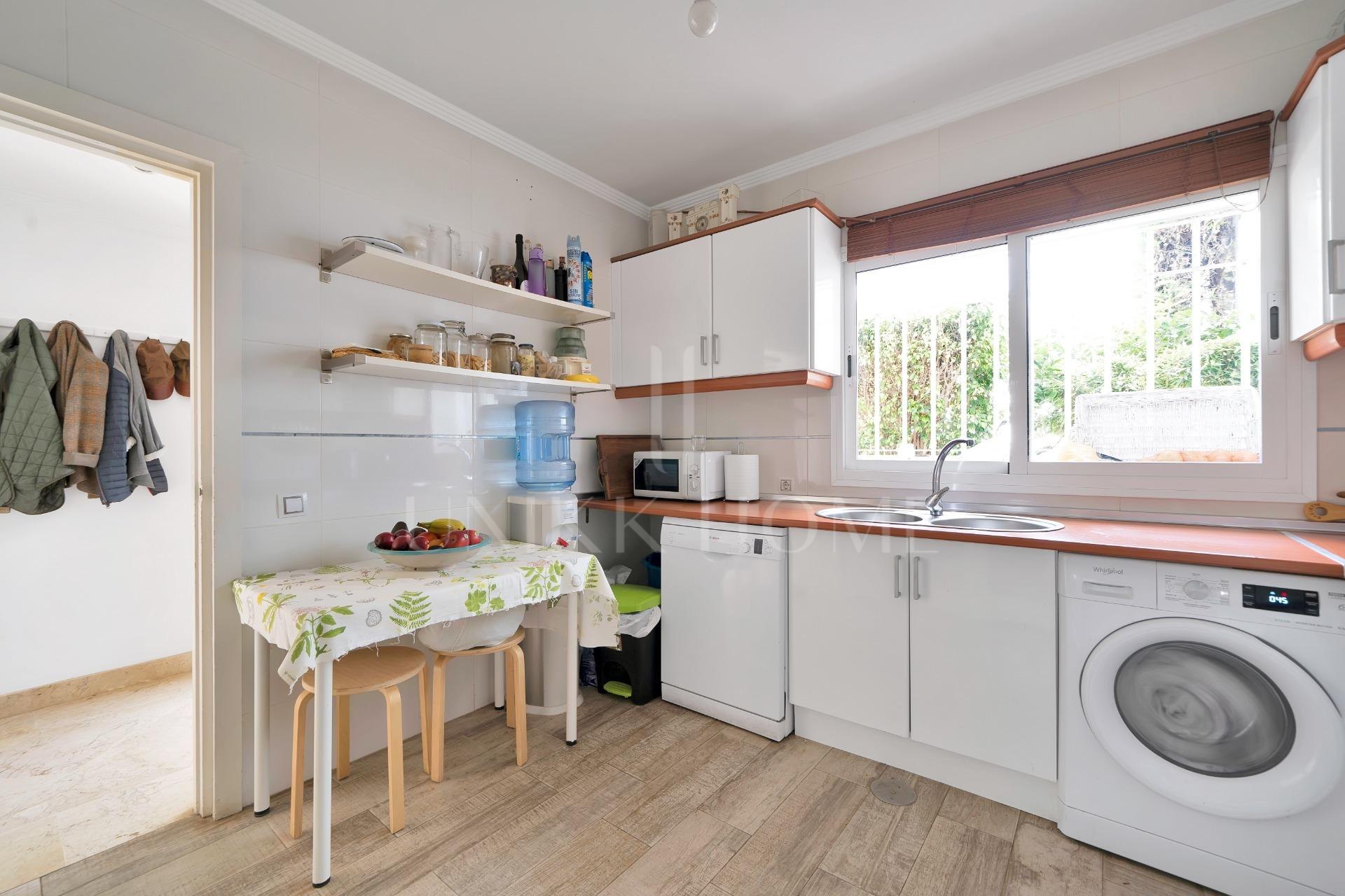 New on the Market! Semi-detached house in Nagüeles – 4 bedrooms, perfect for families. Ideal renovation project.