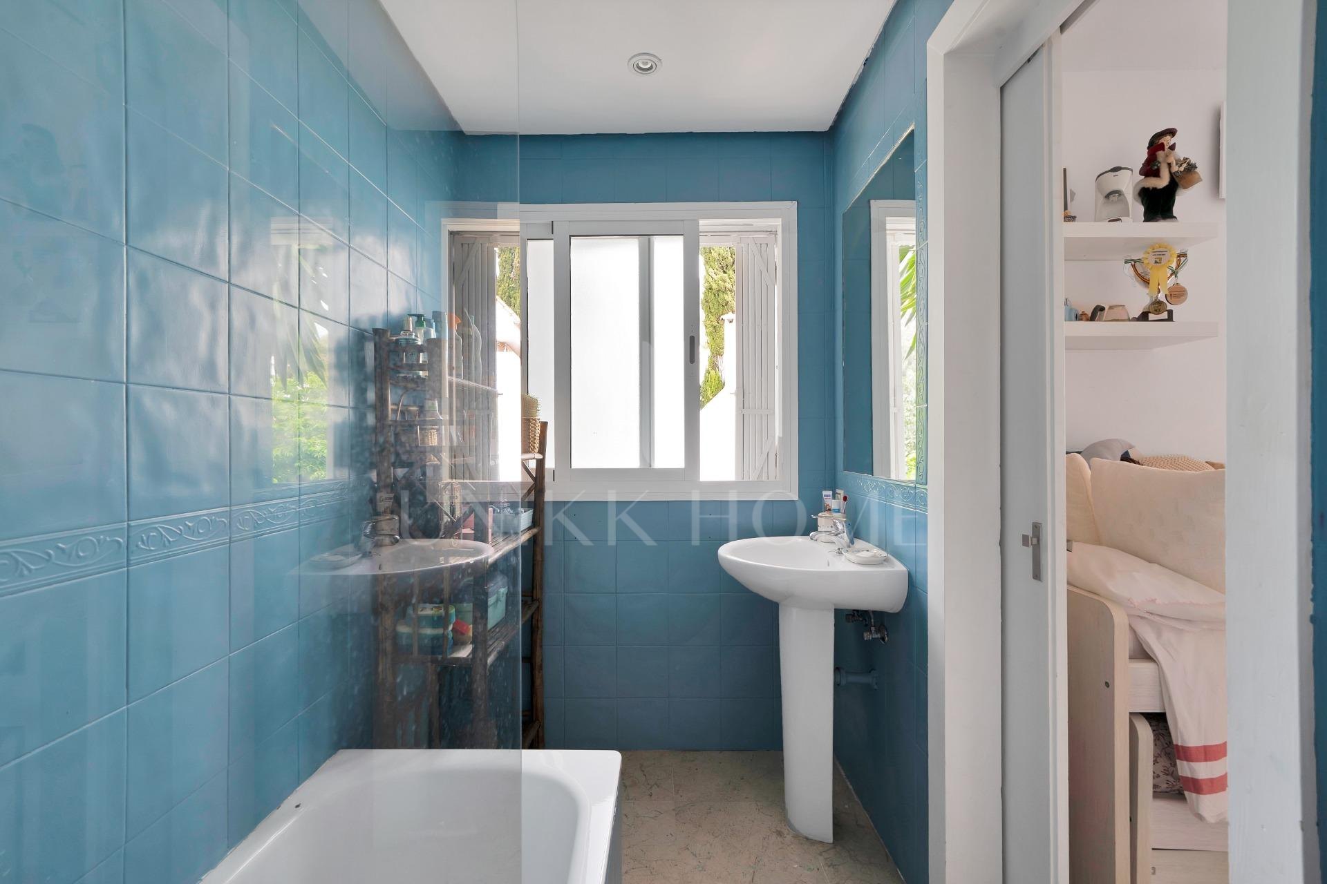 New on the Market! Semi-detached house in Nagüeles – 4 bedrooms, perfect for families. Ideal renovation project.