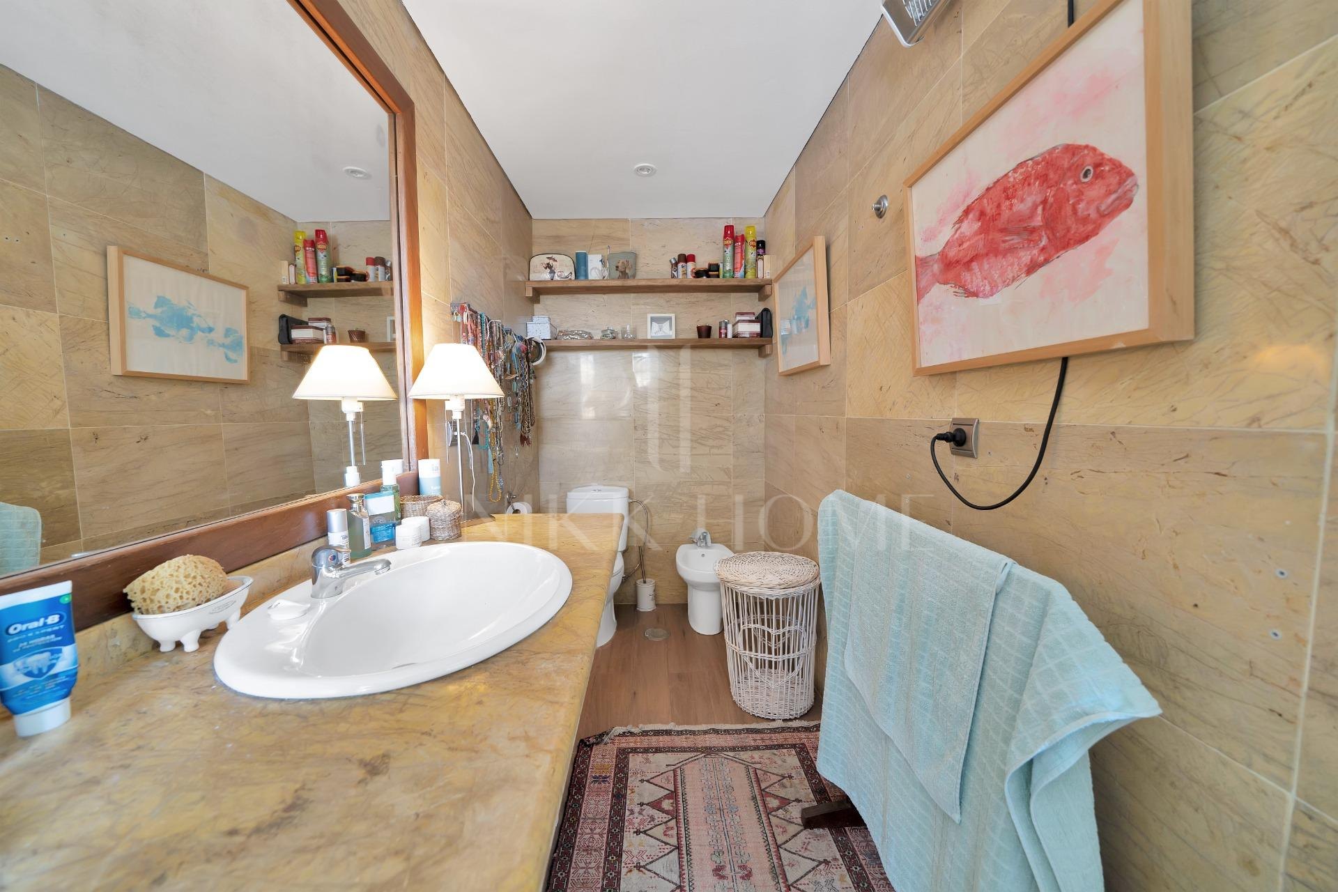 New on the Market! Semi-detached house in Nagüeles – 4 bedrooms, perfect for families. Ideal renovation project.