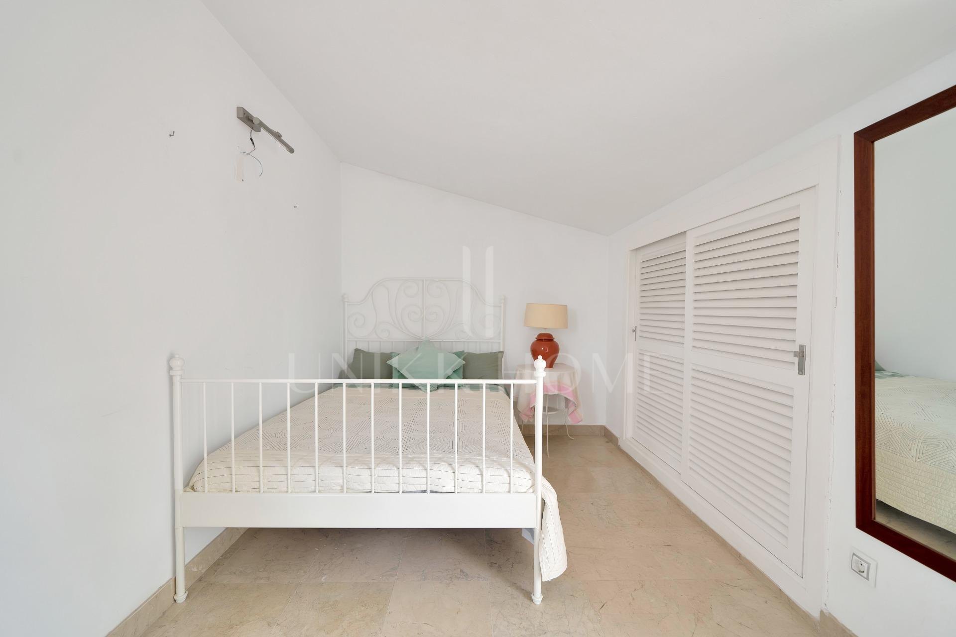 New on the Market! Semi-detached house in Nagüeles – 4 bedrooms, perfect for families. Ideal renovation project.