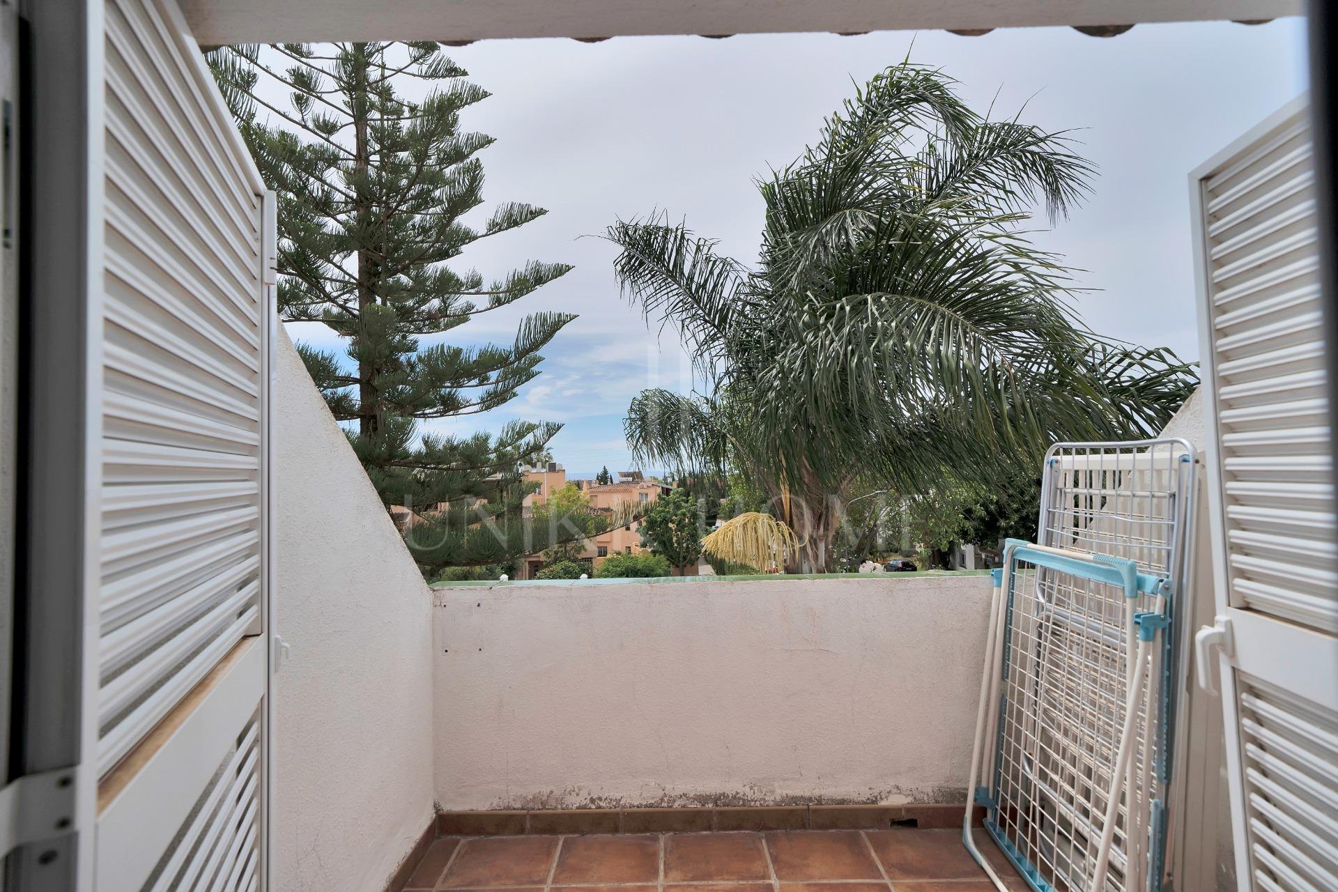 New on the Market! Semi-detached house in Nagüeles – 4 bedrooms, perfect for families. Ideal renovation project.