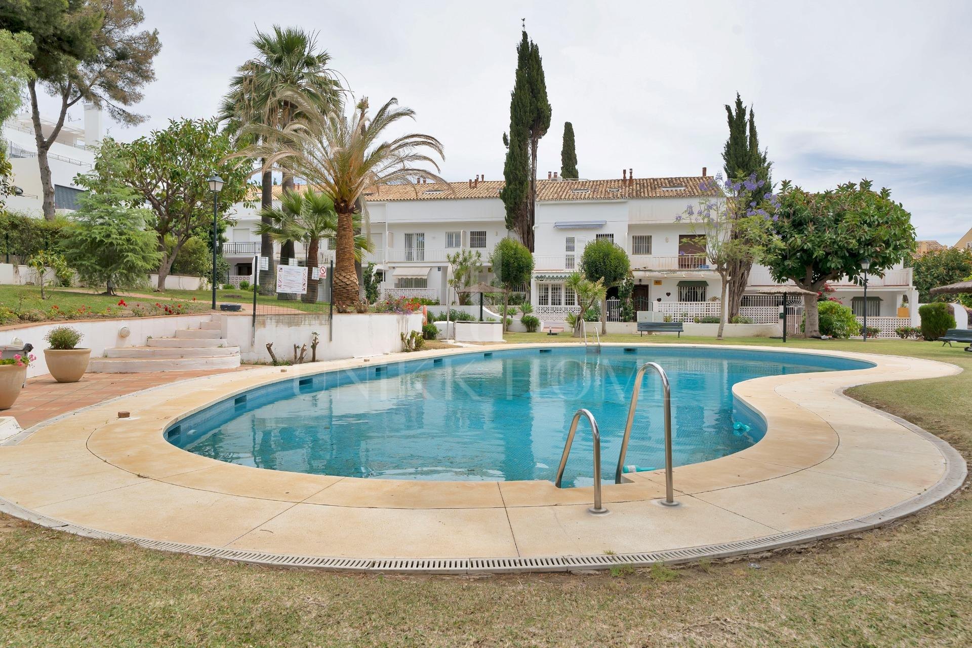 New on the Market! Semi-detached house in Nagüeles – 4 bedrooms, perfect for families. Ideal renovation project.