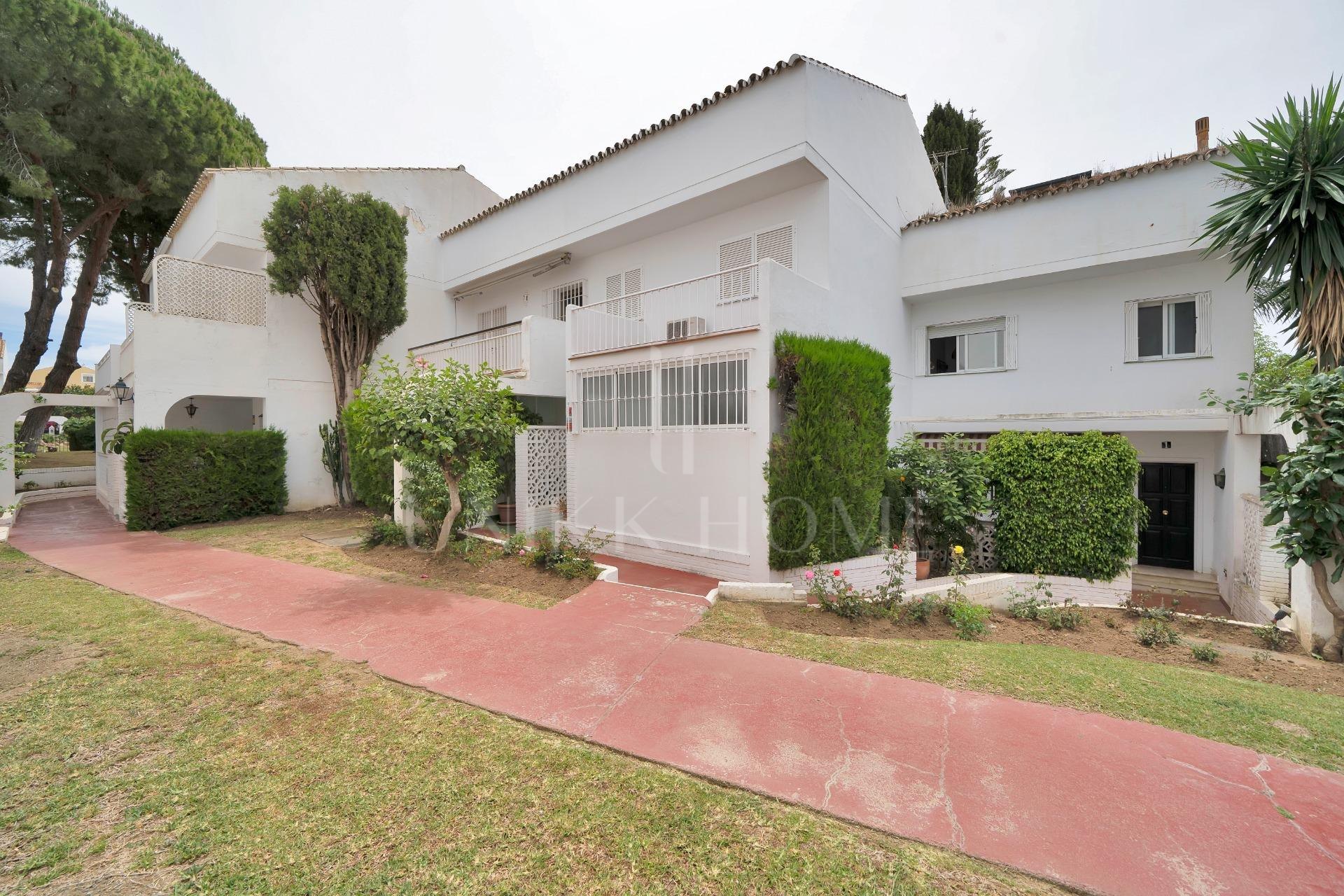 New on the Market! Semi-detached house in Nagüeles – 4 bedrooms, perfect for families. Ideal renovation project.