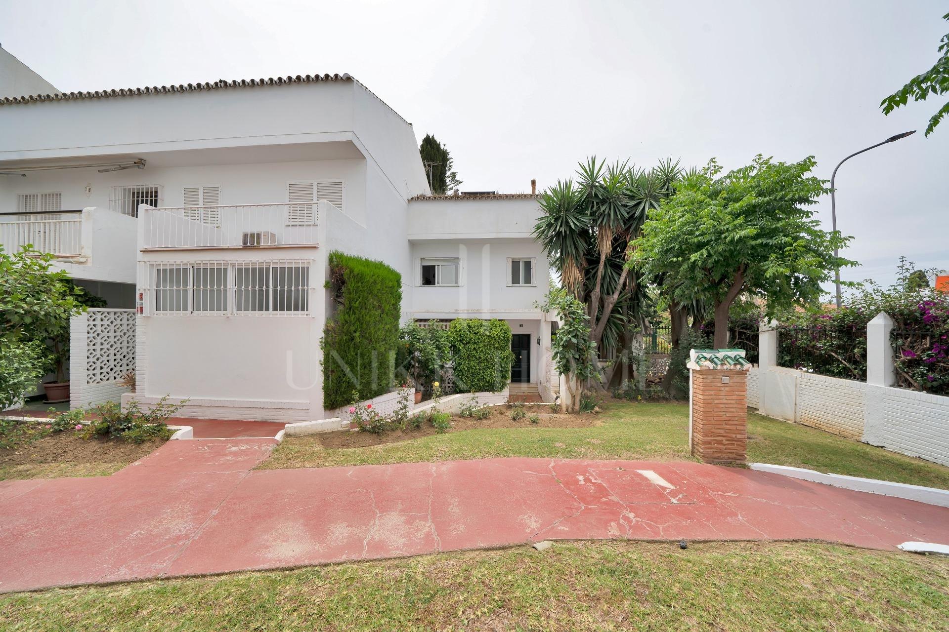 New on the Market! Semi-detached house in Nagüeles – 4 bedrooms, perfect for families. Ideal renovation project.