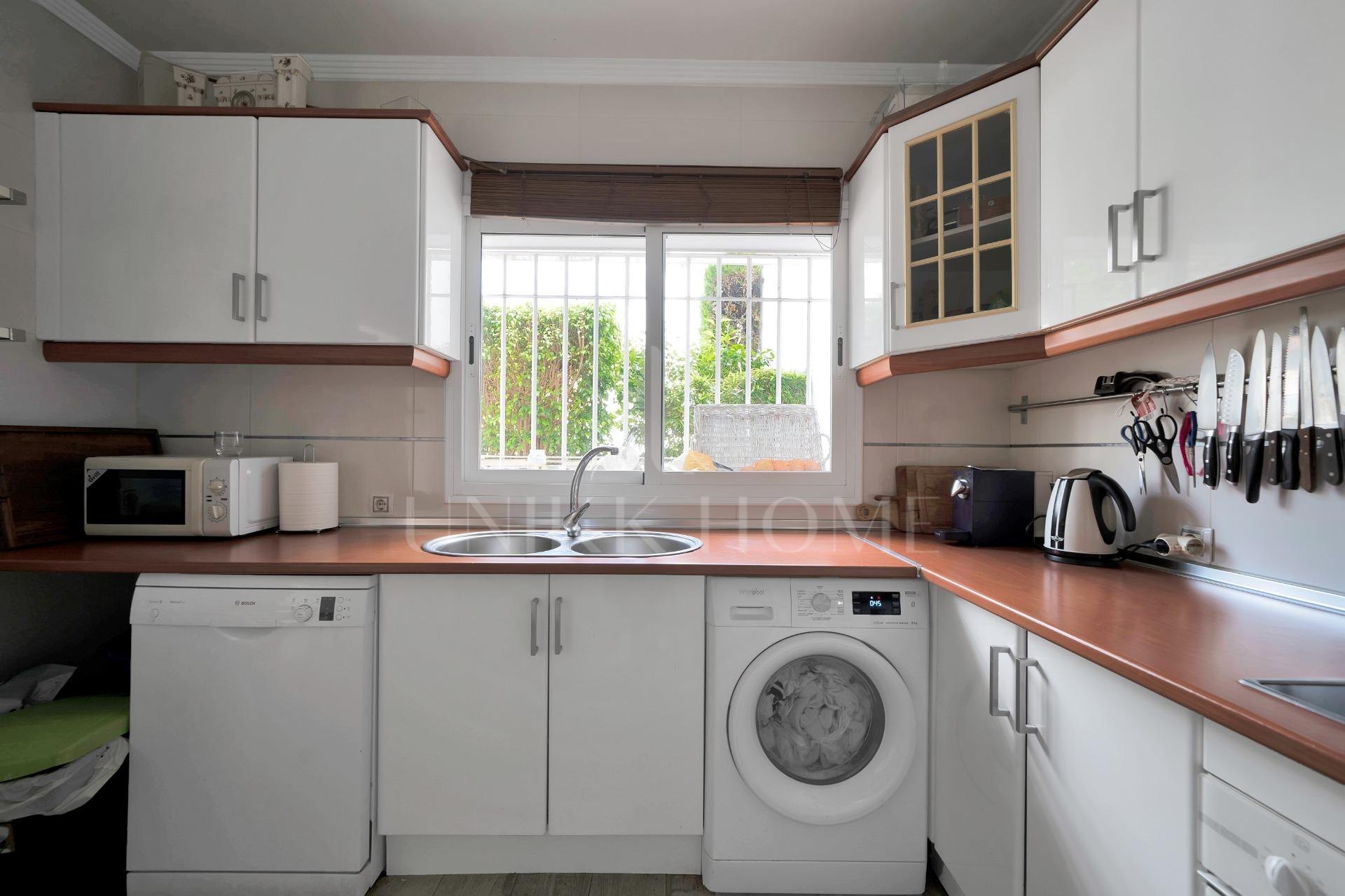 New on the Market! Semi-detached house in Nagüeles – 4 bedrooms, perfect for families. Ideal renovation project.
