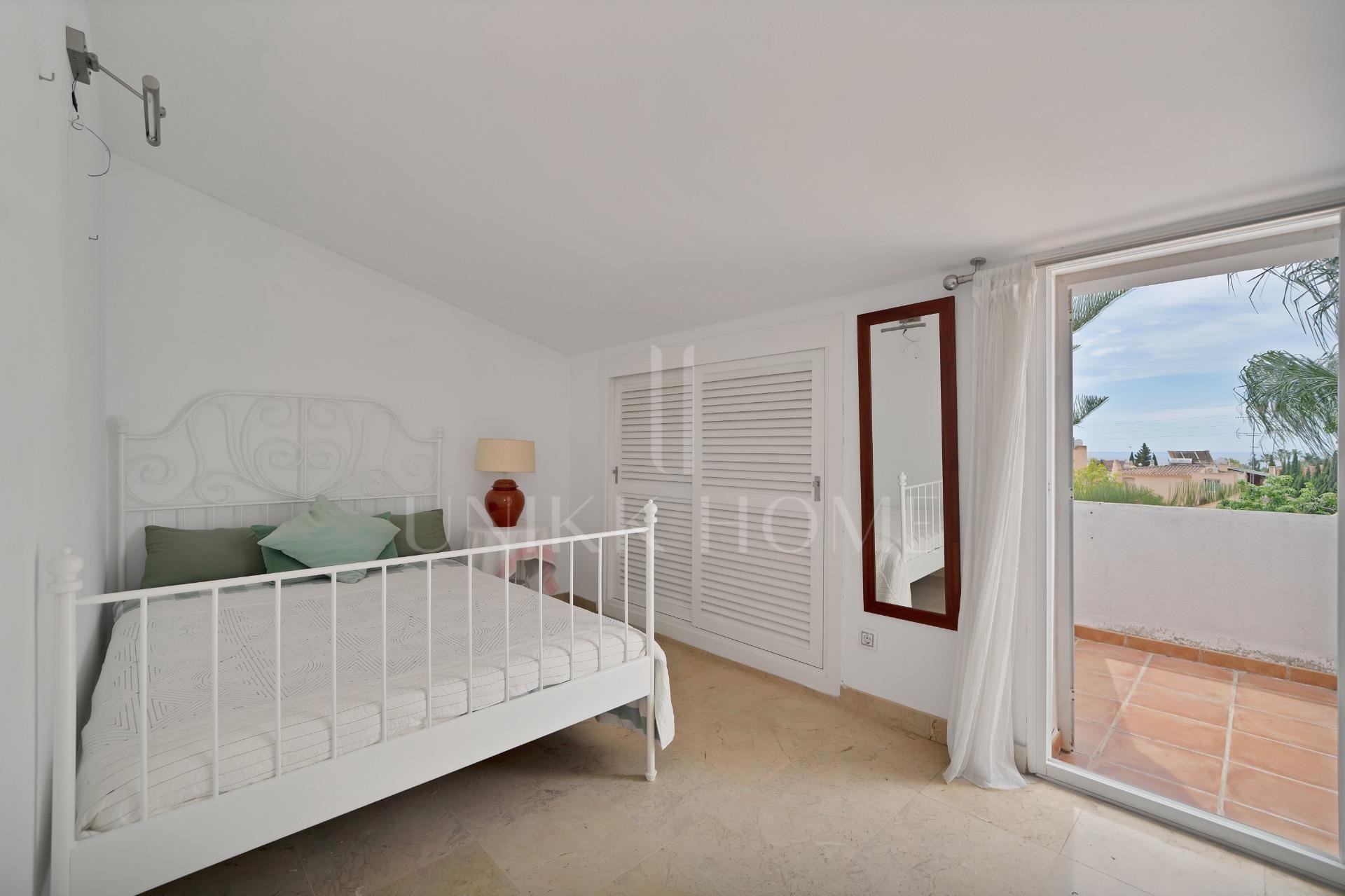 New on the Market! Semi-detached house in Nagüeles – 4 bedrooms, perfect for families. Ideal renovation project.