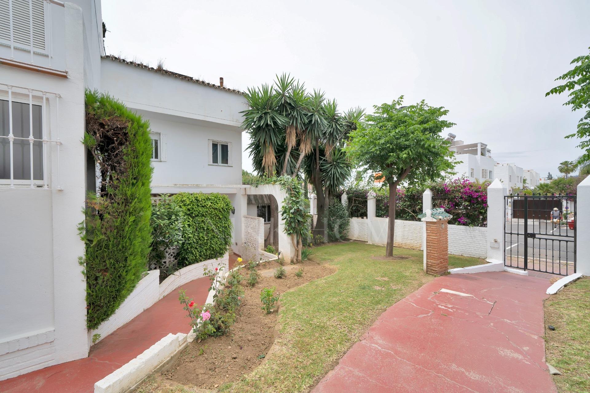 New on the Market! Semi-detached house in Nagüeles – 4 bedrooms, perfect for families. Ideal renovation project.