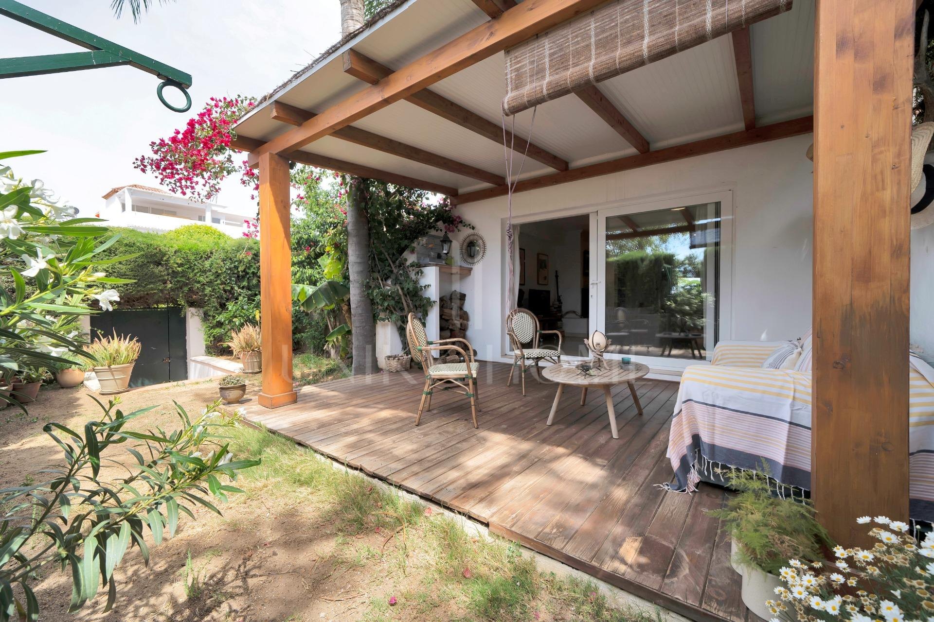 New on the Market! Semi-detached house in Nagüeles – 4 bedrooms, perfect for families. Ideal renovation project.