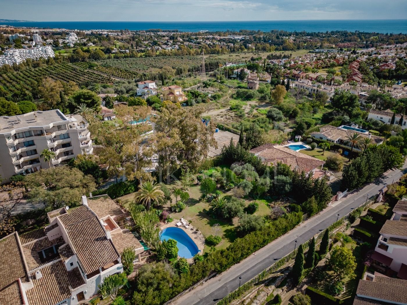 Oportunidad de Inversión, dos casas “hermanas” con gran jardín en Atalaya Golf, Estepona