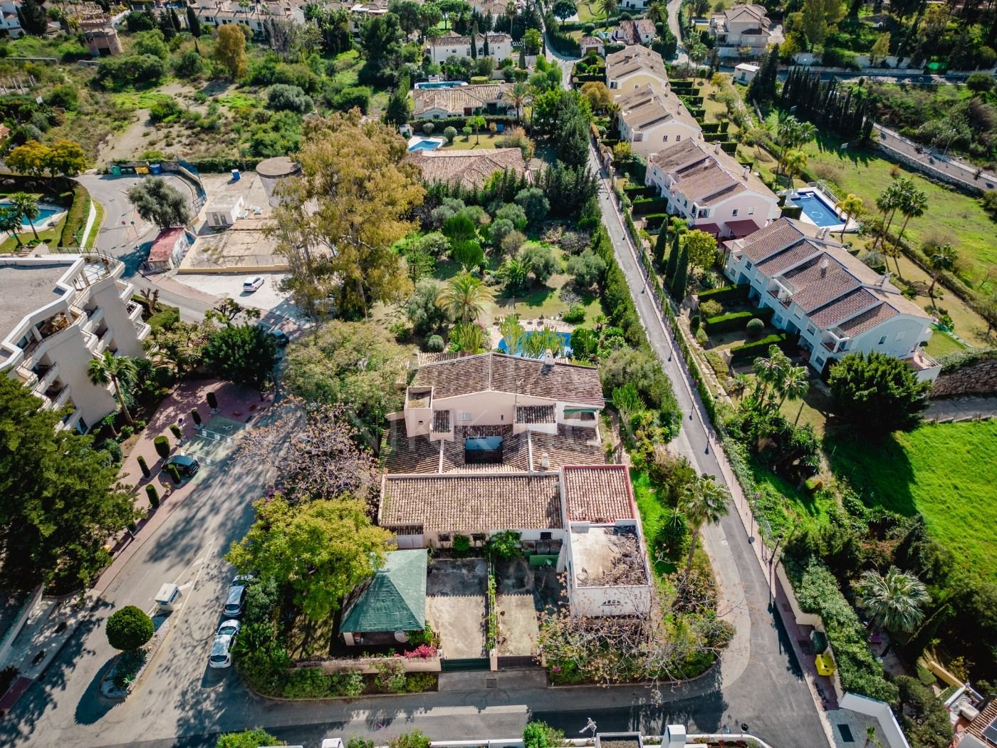 Oportunidad de Inversión, dos casas “hermanas” con gran jardín en Atalaya Golf, Estepona