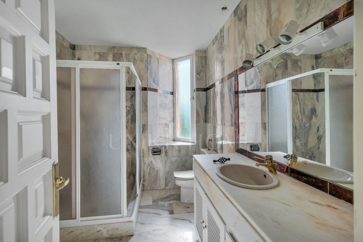 Oportunidad de Inversión, dos casas “hermanas” con gran jardín en Atalaya Golf, Estepona