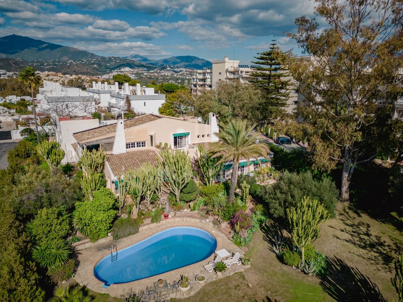 Oportunidad de Inversión, dos casas “hermanas” con gran jardín en Atalaya Golf, Estepona