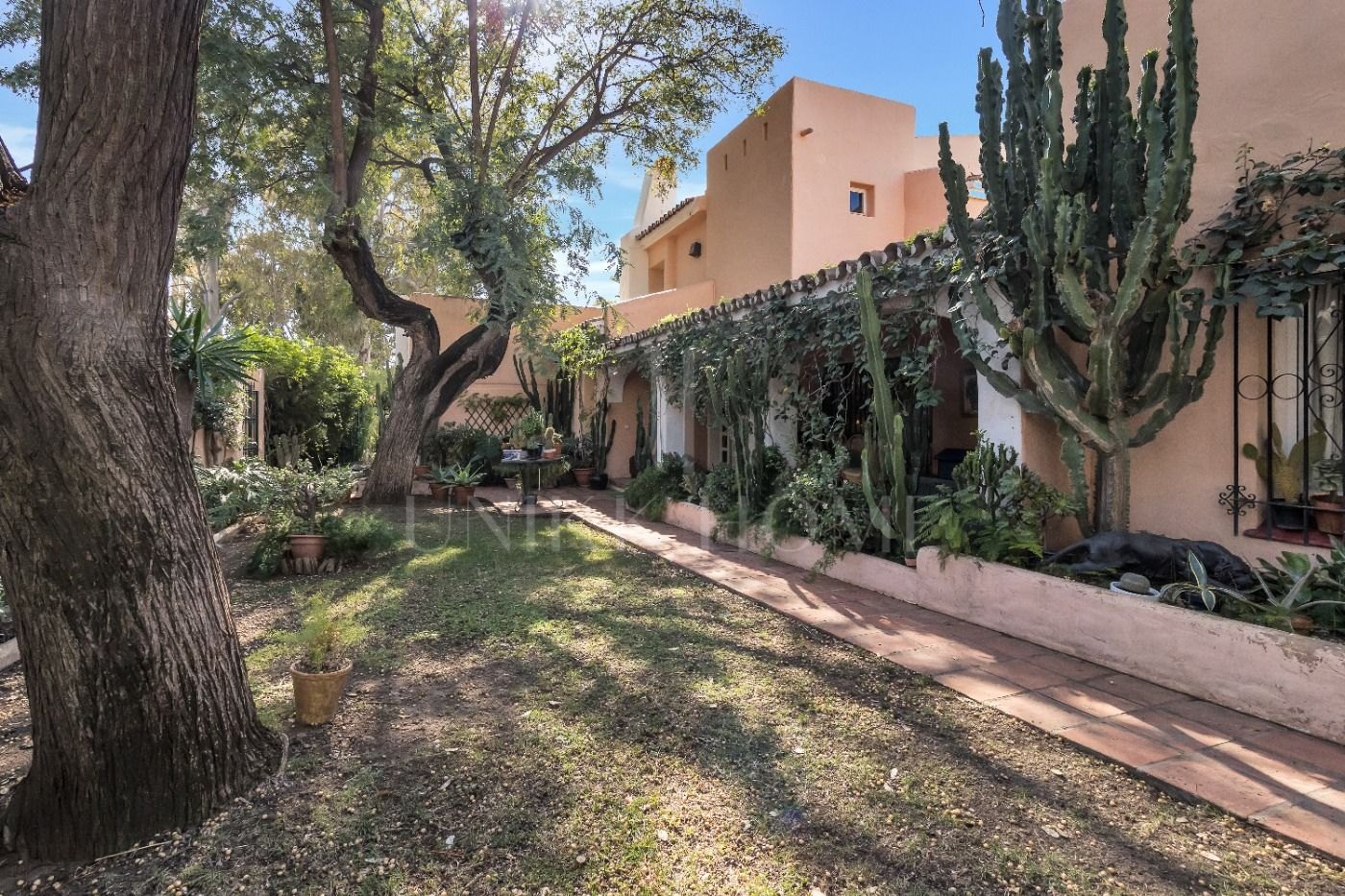 Oportunidad de Inversión, dos casas “hermanas” con gran jardín en Atalaya Golf, Estepona