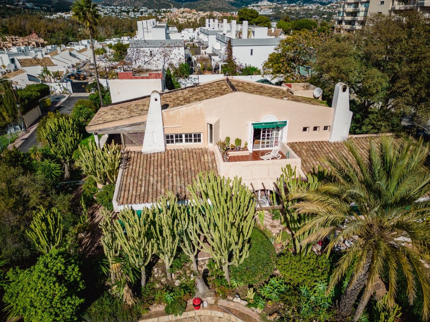 Oportunidad de Inversión, dos casas “hermanas” con gran jardín en Atalaya Golf, Estepona