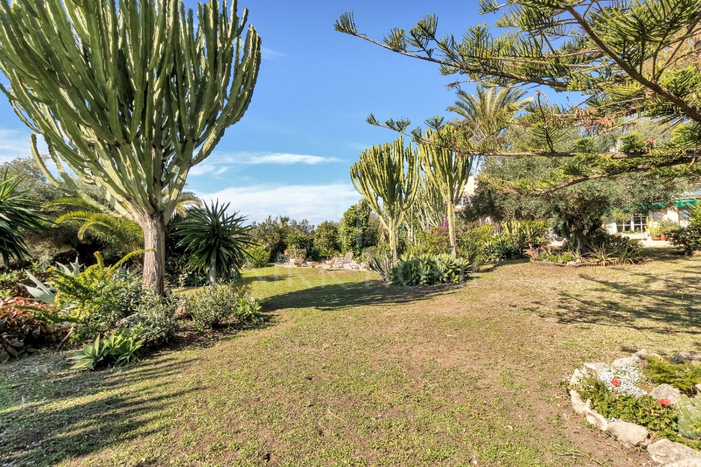 Oportunidad de Inversión, dos casas “hermanas” con gran jardín en Atalaya Golf, Estepona