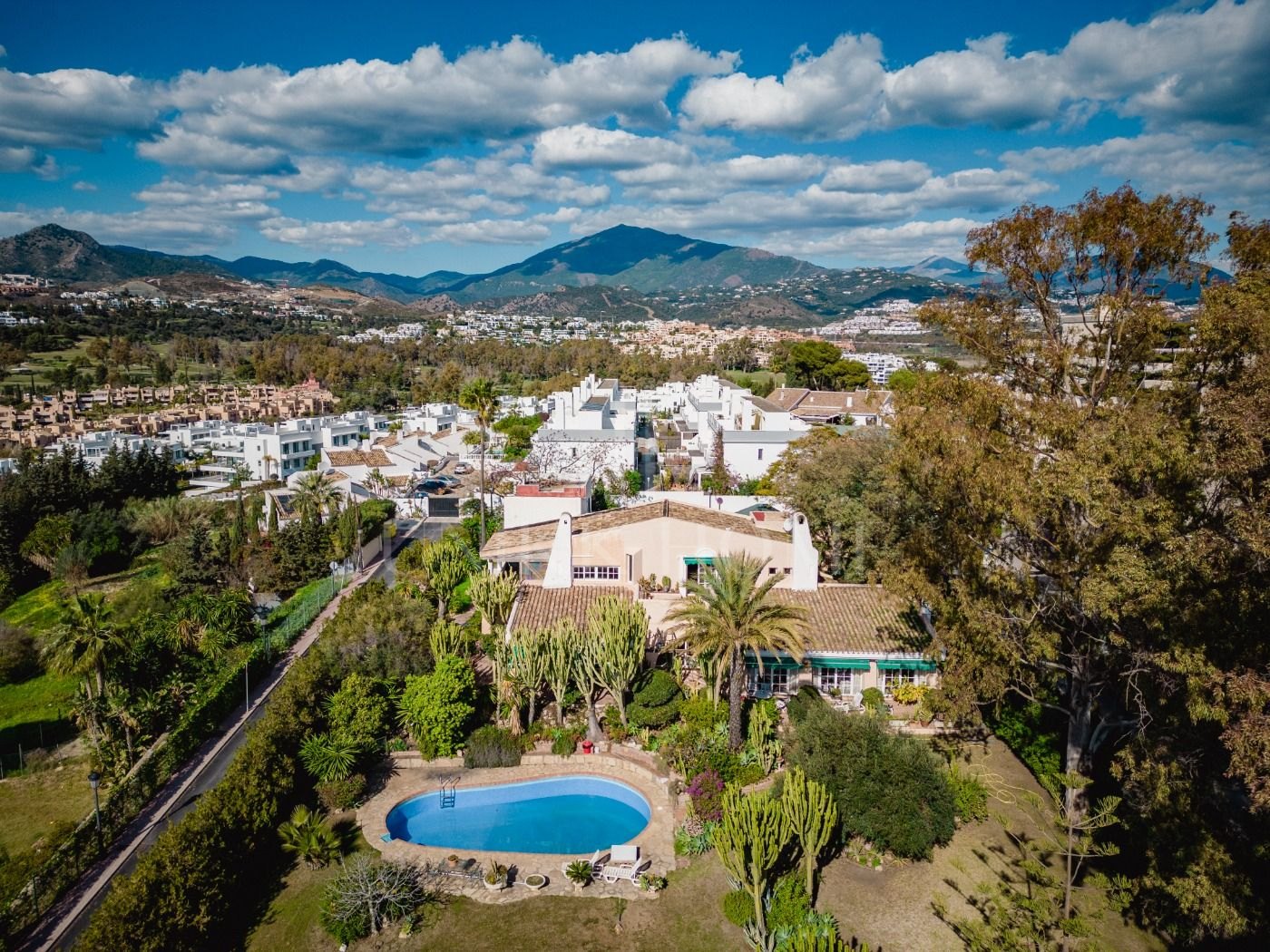 Oportunidad de Inversión, dos casas “hermanas” con gran jardín en Atalaya Golf, Estepona