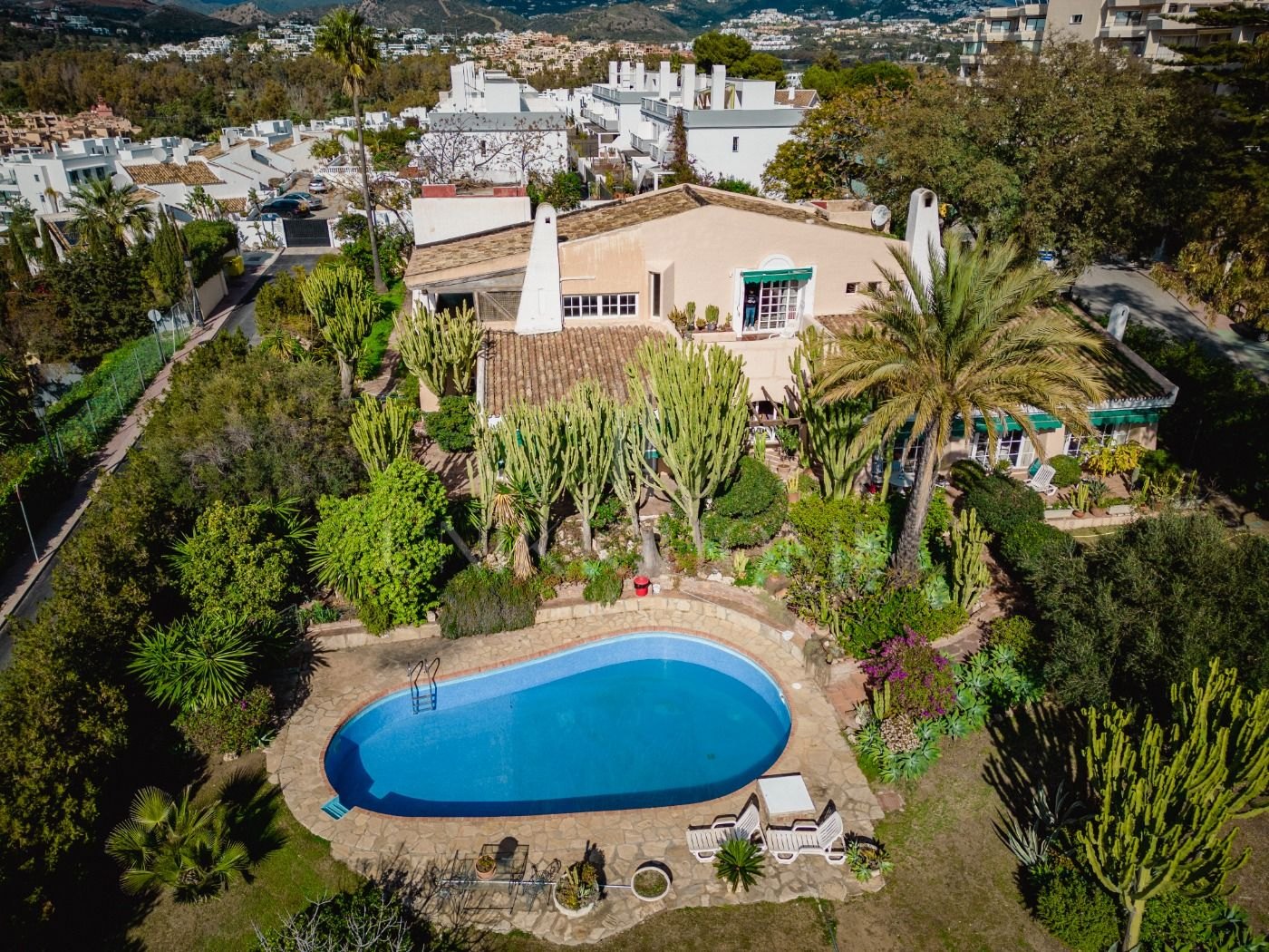 Oportunidad de Inversión, dos casas “hermanas” con gran jardín en Atalaya Golf, Estepona