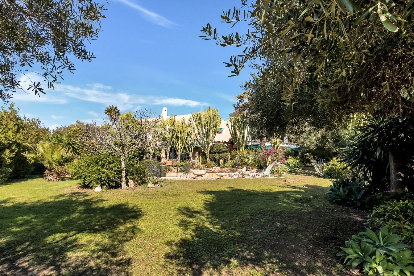 Oportunidad de Inversión, dos casas “hermanas” con gran jardín en Atalaya Golf, Estepona