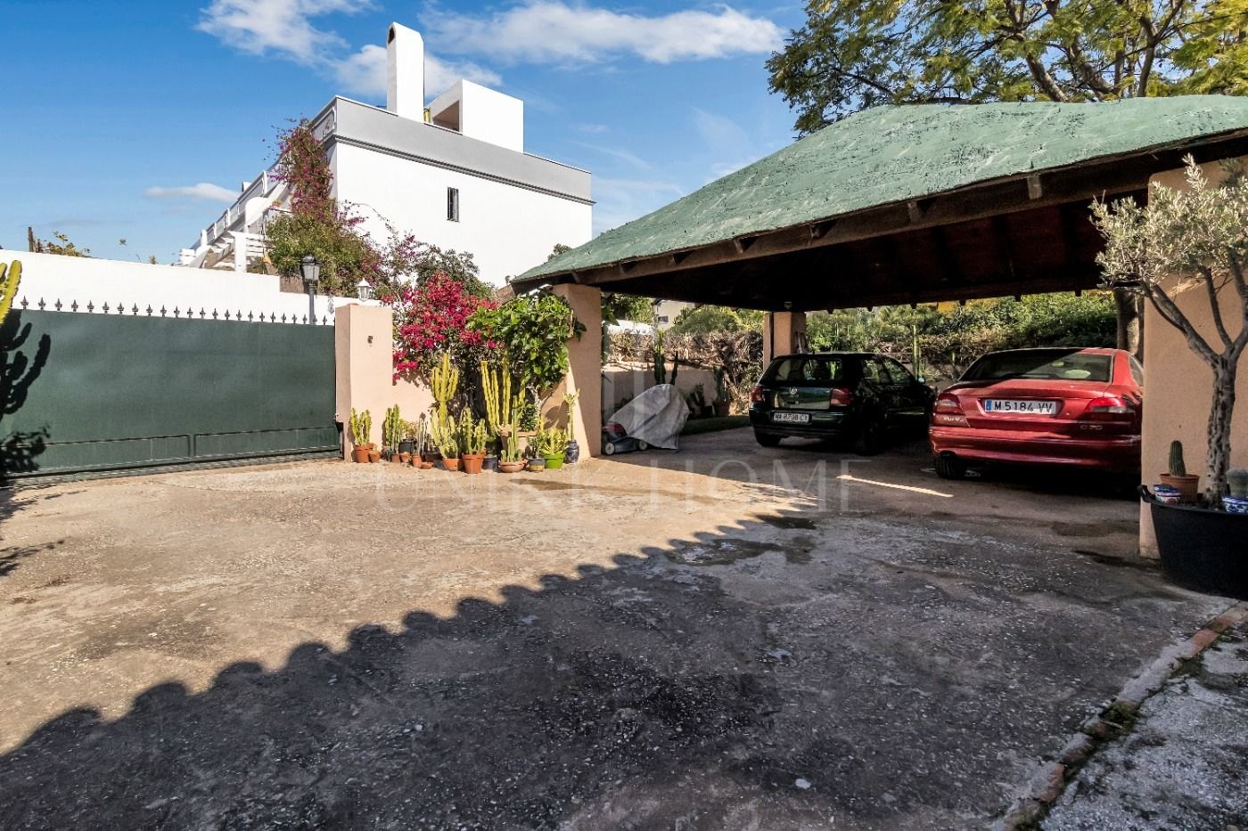 Oportunidad de Inversión, dos casas “hermanas” con gran jardín en Atalaya Golf, Estepona