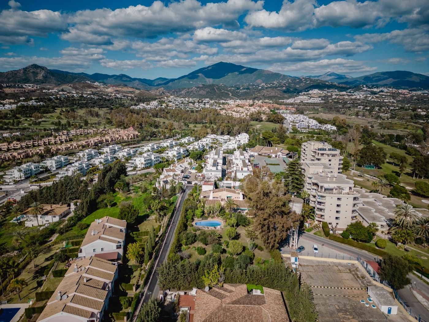 Oportunidad de Inversión, dos casas “hermanas” con gran jardín en Atalaya Golf, Estepona