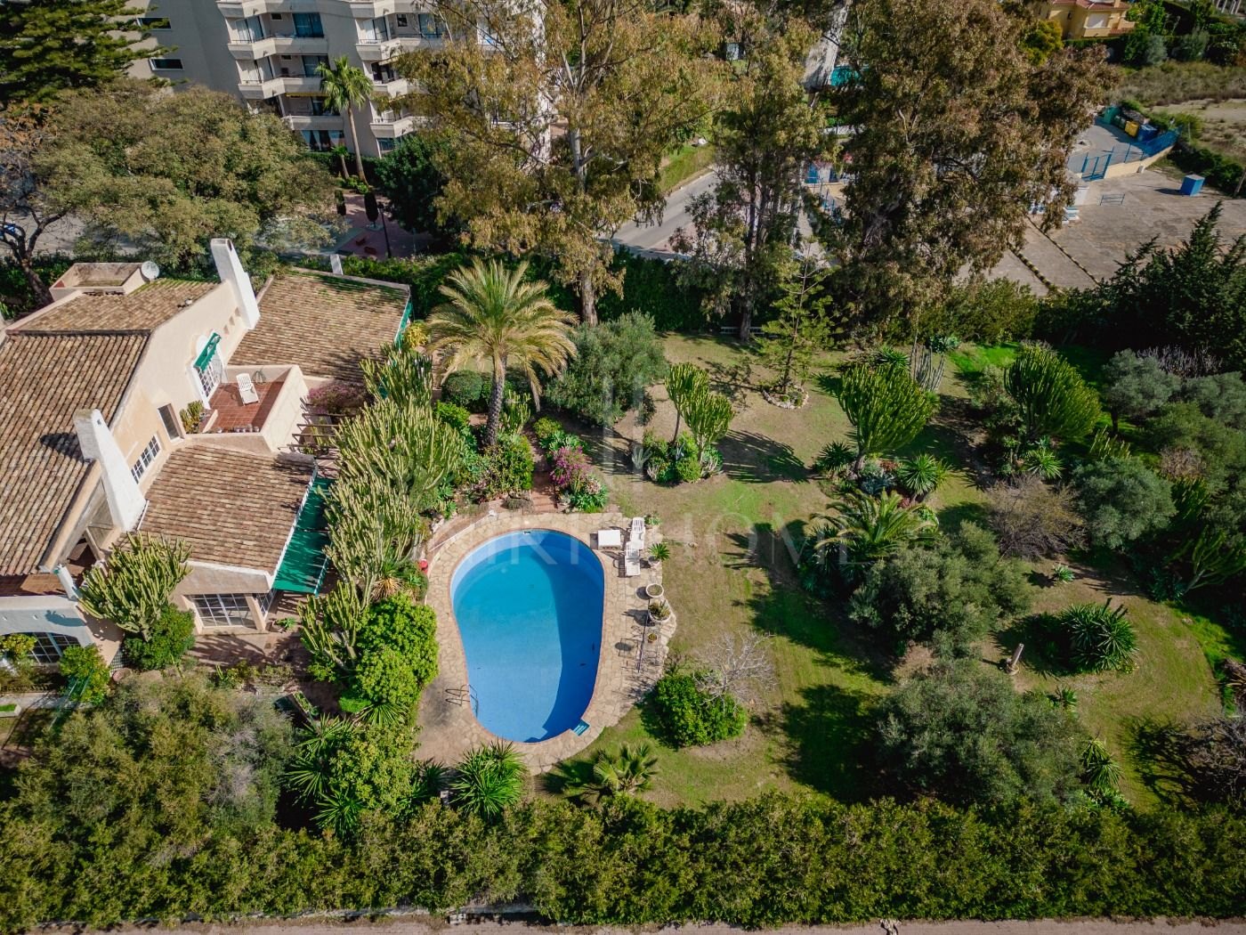 Oportunidad de Inversión, dos casas “hermanas” con gran jardín en Atalaya Golf, Estepona