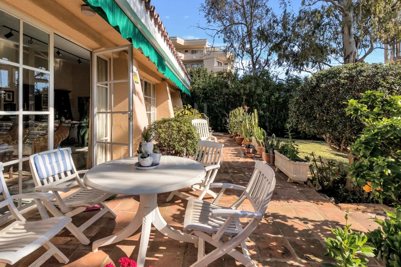 Oportunidad de Inversión, dos casas “hermanas” con gran jardín en Atalaya Golf, Estepona