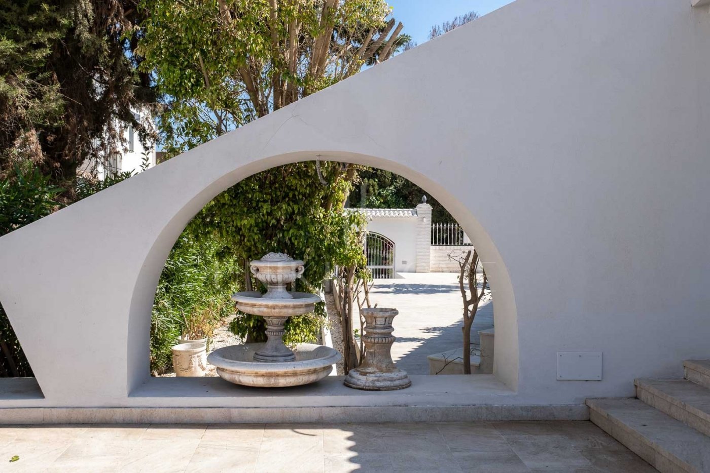 Restaurant and Plot with Project for a Business Center in El Pilar – El Paraíso, Estepona