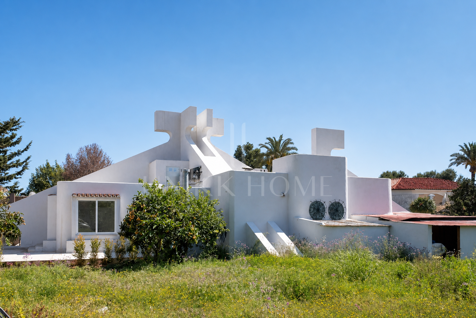 Restaurant and Plot with Project for a Business Center in El Pilar – El Paraíso, Estepona.