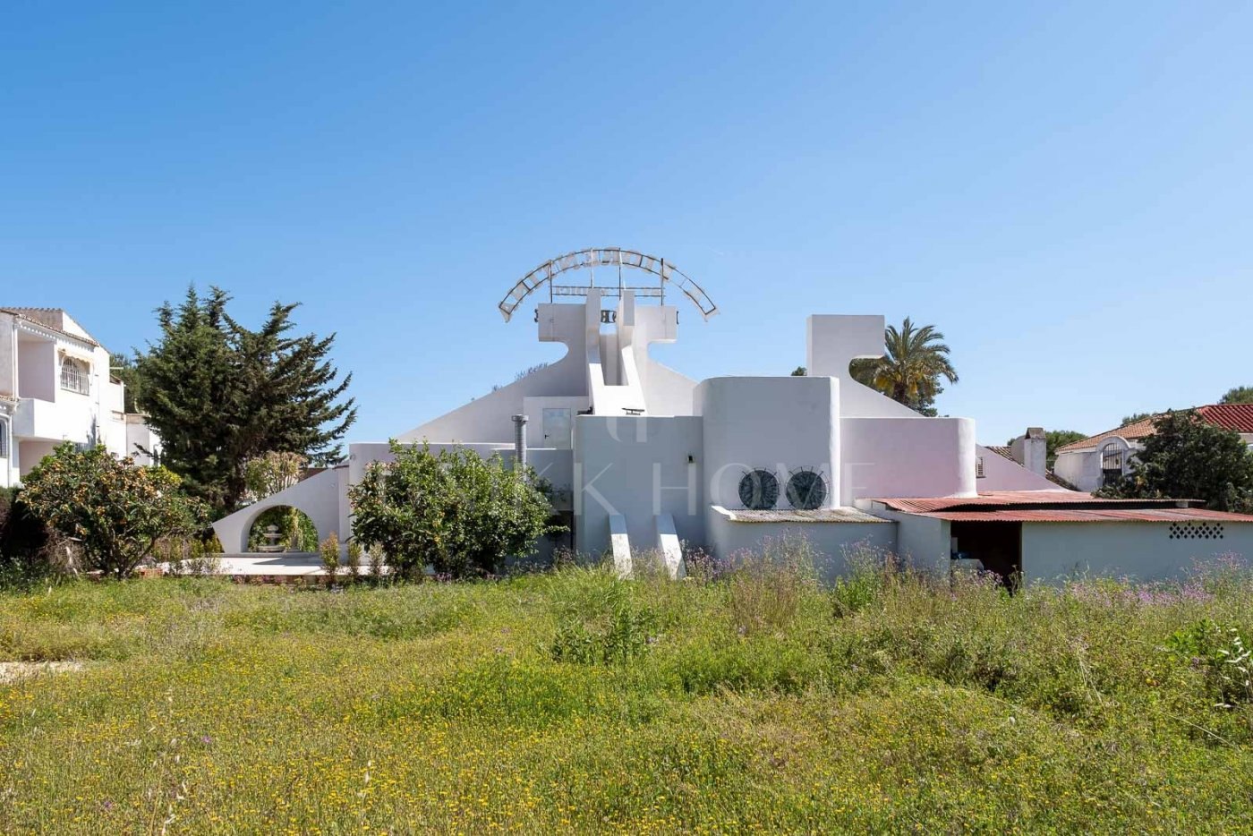 Restaurant and Plot with Project for a Business Center in El Pilar – El Paraíso, Estepona