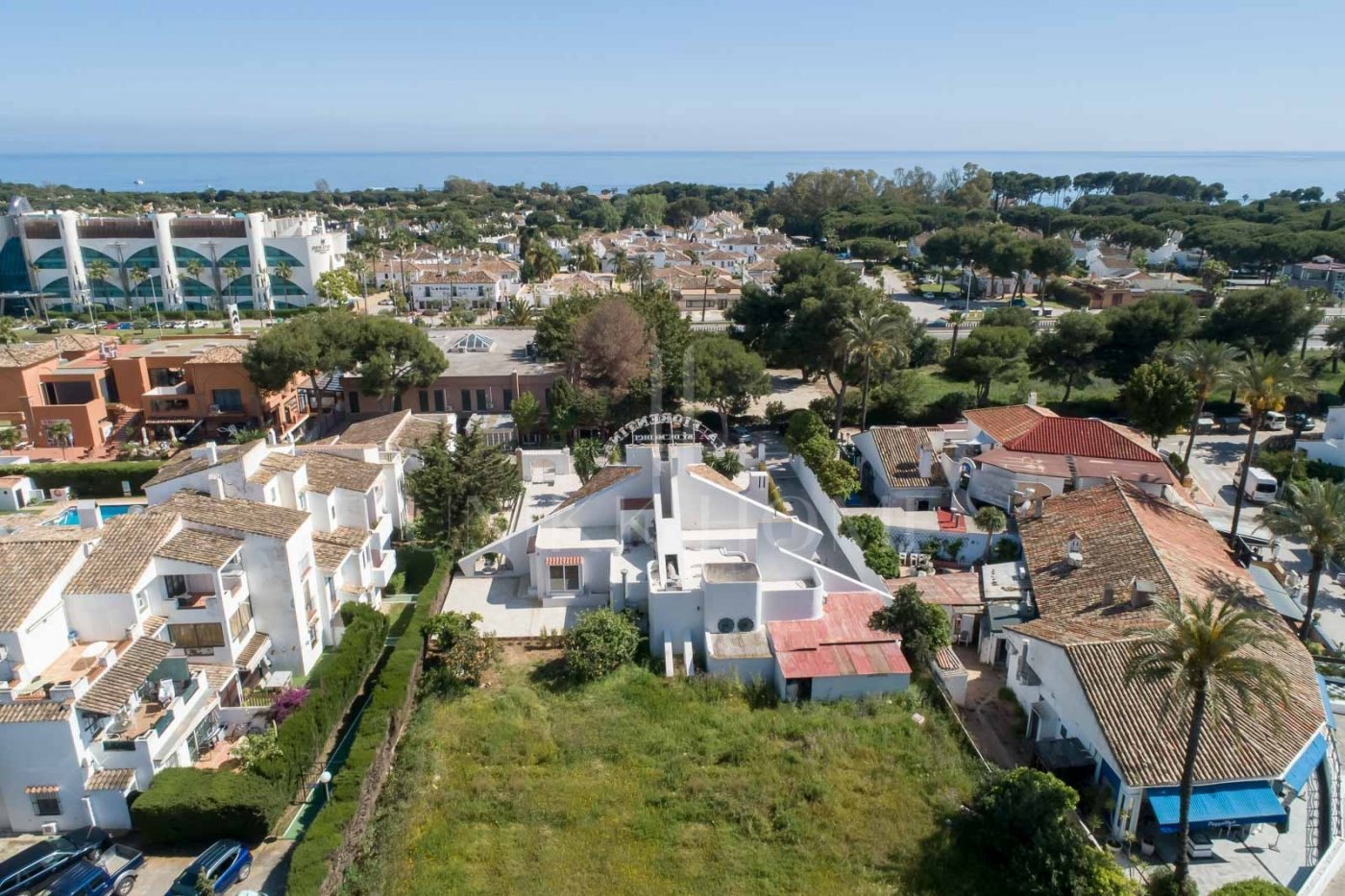 Restaurant and Plot with Project for a Business Center in El Pilar – El Paraíso, Estepona