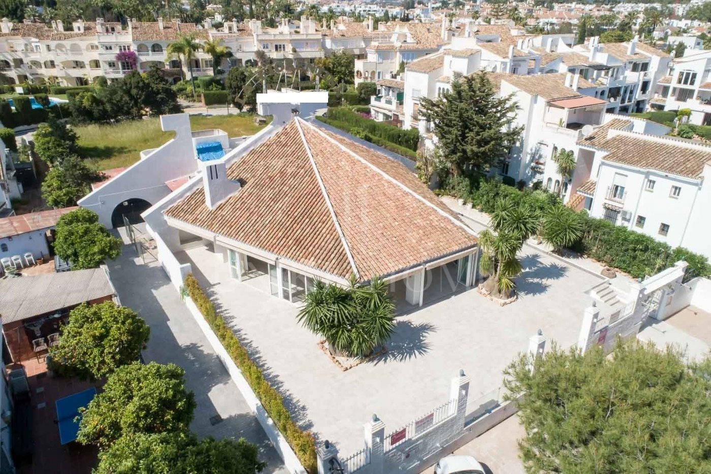 Restaurant and Plot with Project for a Business Center in El Pilar – El Paraíso, Estepona.