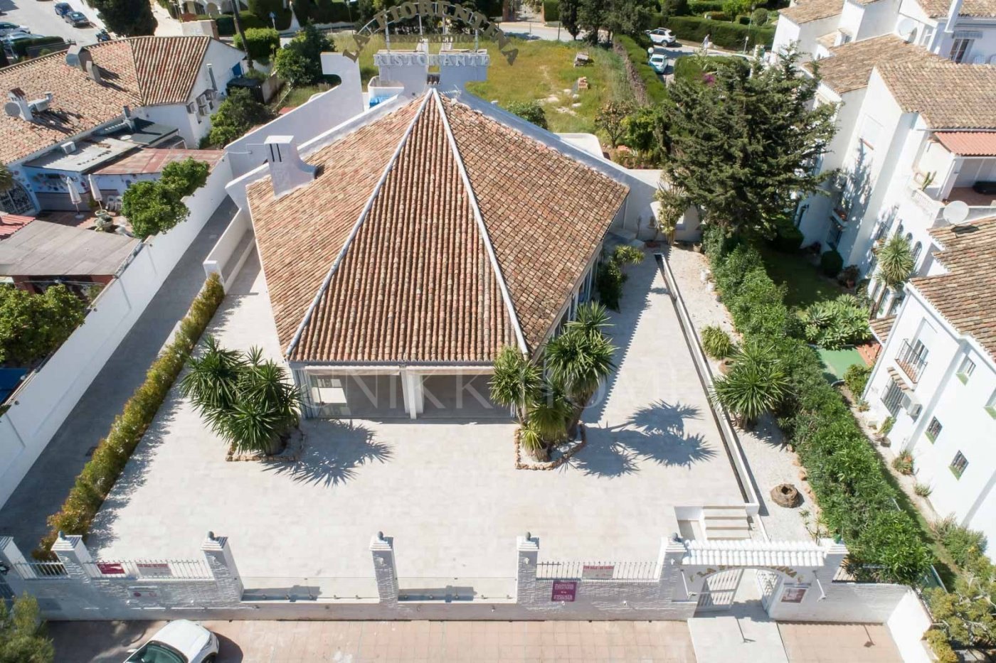 Restaurant and Plot with Project for a Business Center in El Pilar – El Paraíso, Estepona