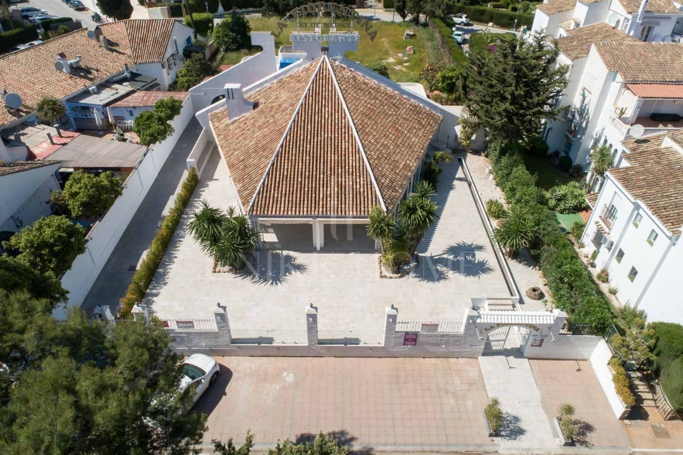 Restaurant and Plot with Project for a Business Center in El Pilar – El Paraíso, Estepona