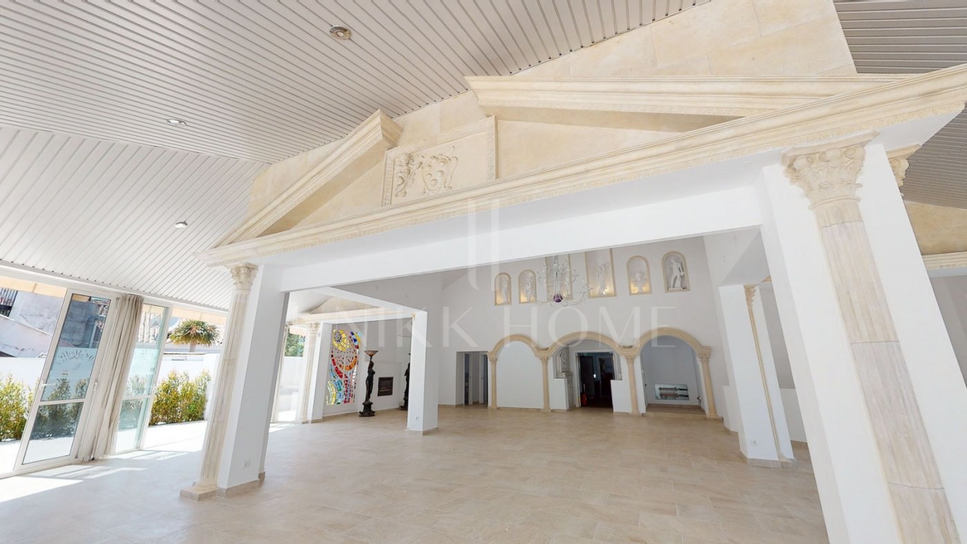 Restaurant and Plot with Project for a Business Center in El Pilar – El Paraíso, Estepona