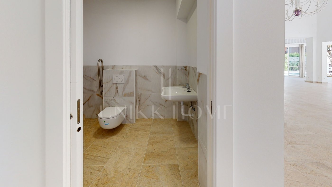 Restaurant and Plot with Project for a Business Center in El Pilar – El Paraíso, Estepona