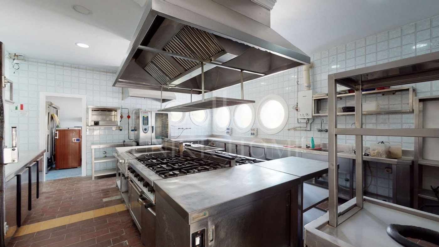 Restaurant and Plot with Project for a Business Center in El Pilar – El Paraíso, Estepona