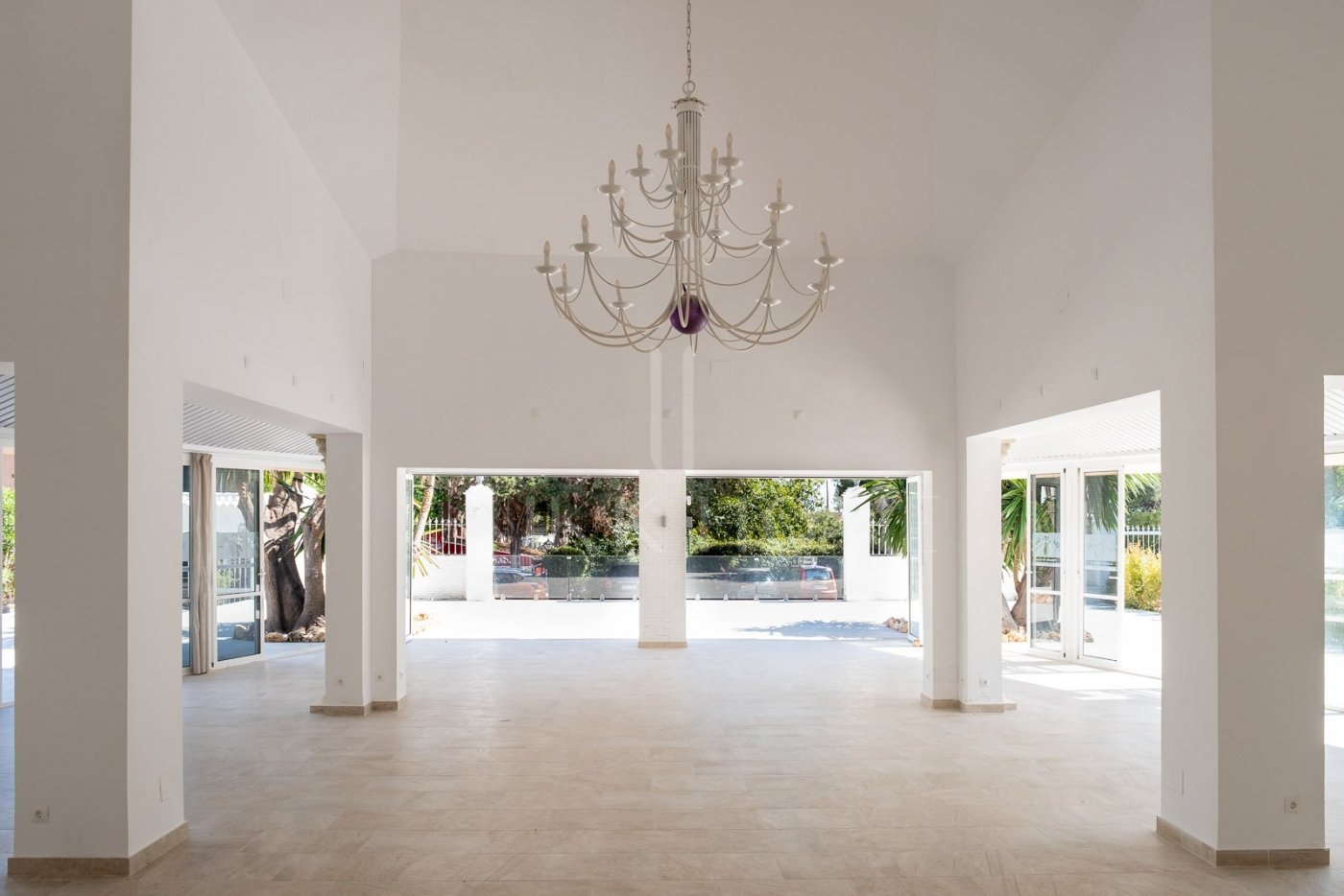 Restaurant and Plot with Project for a Business Center in El Pilar – El Paraíso, Estepona