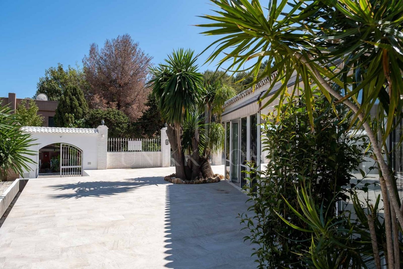 Restaurant and Plot with Project for a Business Center in El Pilar – El Paraíso, Estepona