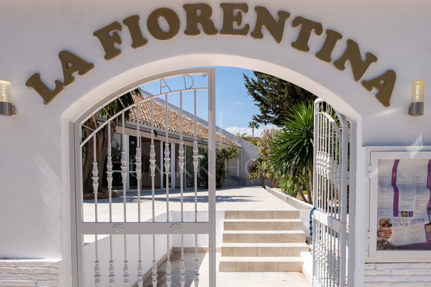 Restaurant and Plot with Project for a Business Center in El Pilar – El Paraíso, Estepona