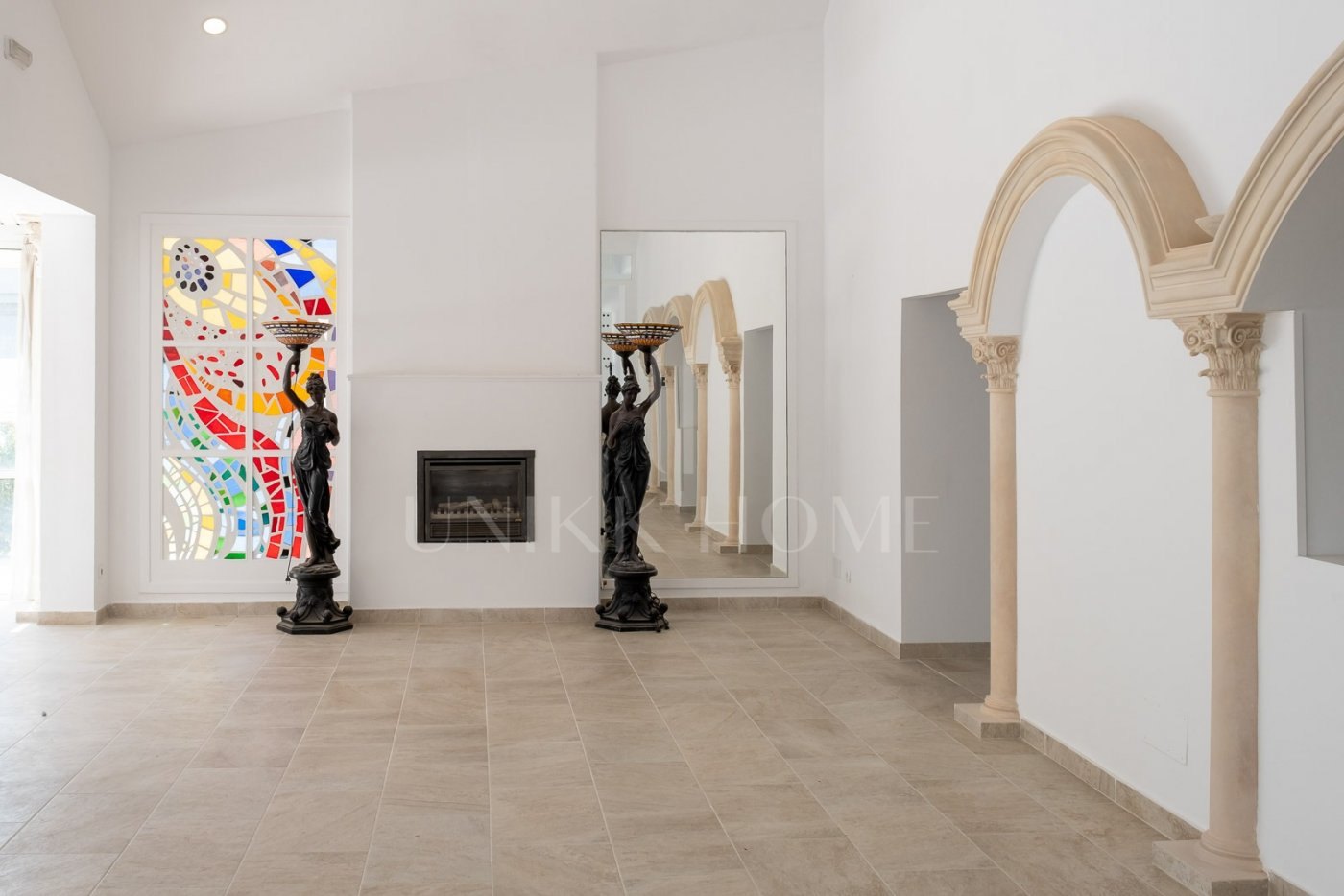 Restaurant and Plot with Project for a Business Center in El Pilar – El Paraíso, Estepona