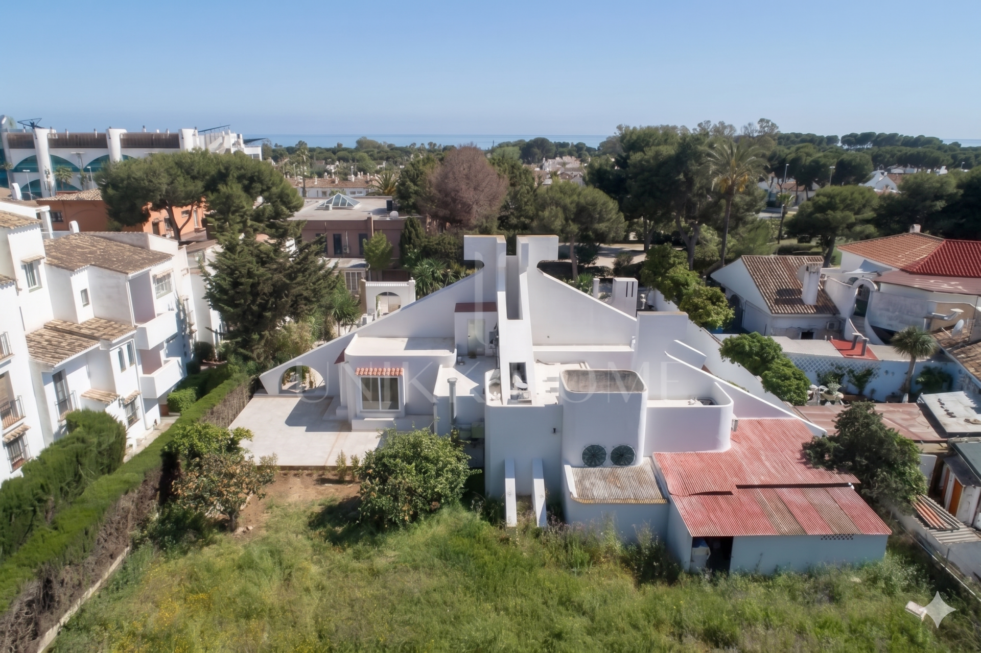 Restaurant and Plot with Project for a Business Center in El Pilar – El Paraíso, Estepona.