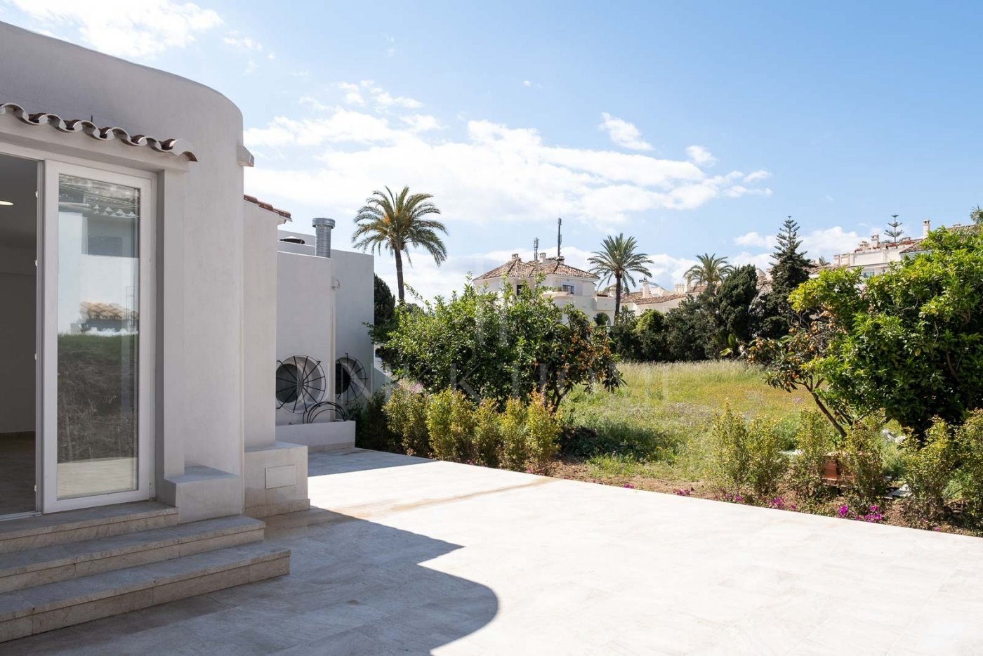 Restaurant and Plot with Project for a Business Center in El Pilar – El Paraíso, Estepona