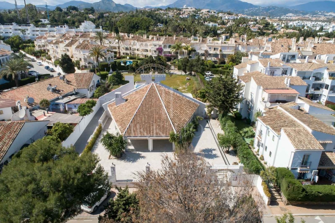 Restaurant and Plot with Project for a Business Center in El Pilar – El Paraíso, Estepona