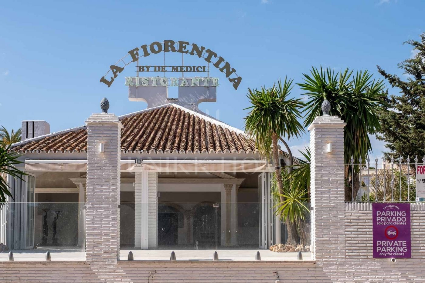 Restaurant and Plot with Project for a Business Center in El Pilar – El Paraíso, Estepona