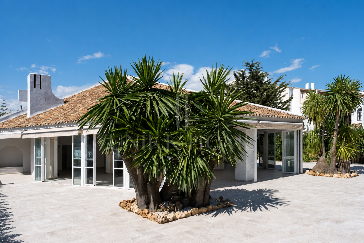 Restaurant and Plot with Project for a Business Center in El Pilar – El Paraíso, Estepona.