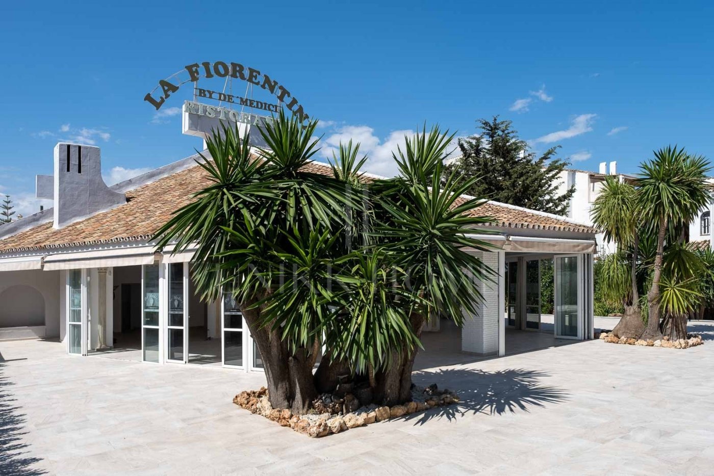 Restaurant and Plot with Project for a Business Center in El Pilar – El Paraíso, Estepona