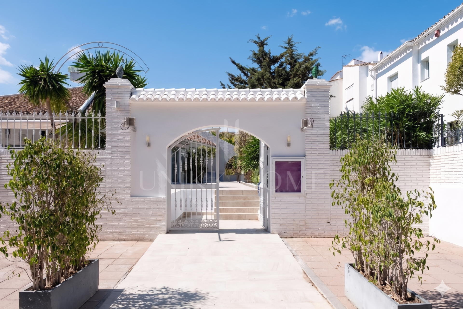Restaurant and Plot with Project for a Business Center in El Pilar – El Paraíso, Estepona.