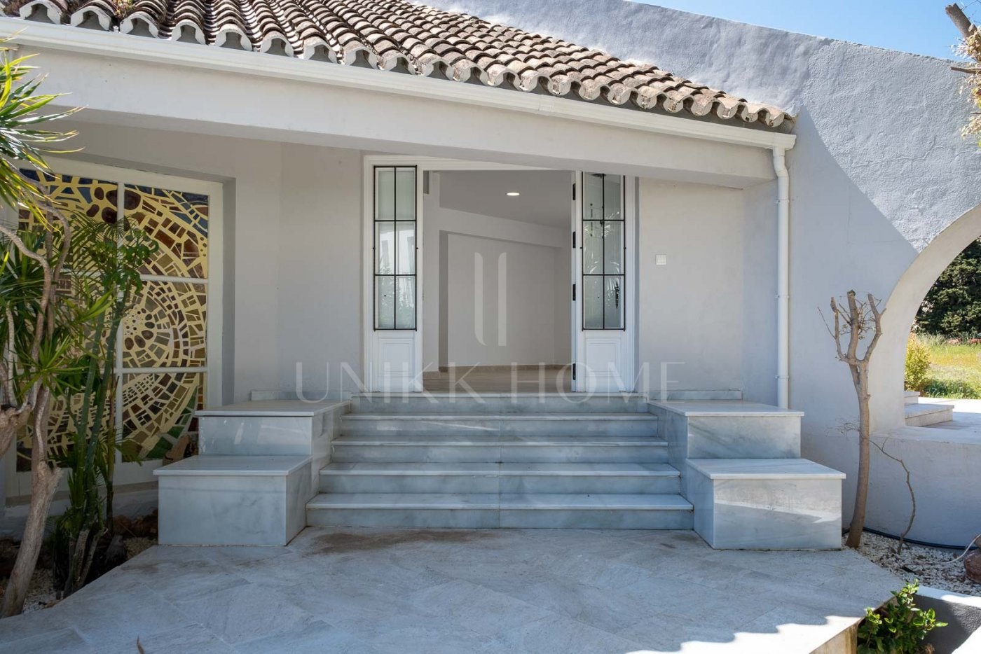 Restaurant and Plot with Project for a Business Center in El Pilar – El Paraíso, Estepona