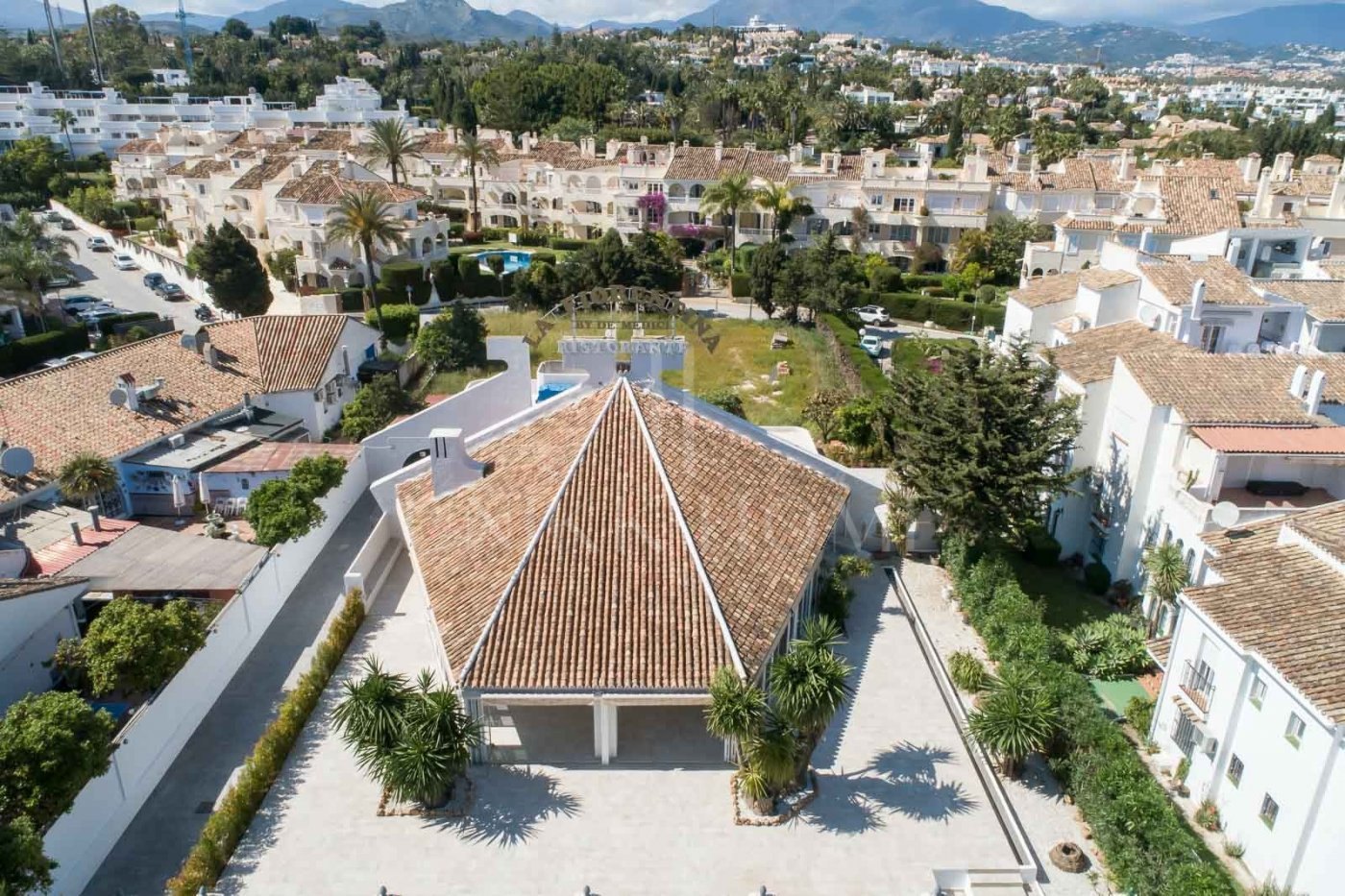 Restaurant and Plot with Project for a Business Center in El Pilar – El Paraíso, Estepona