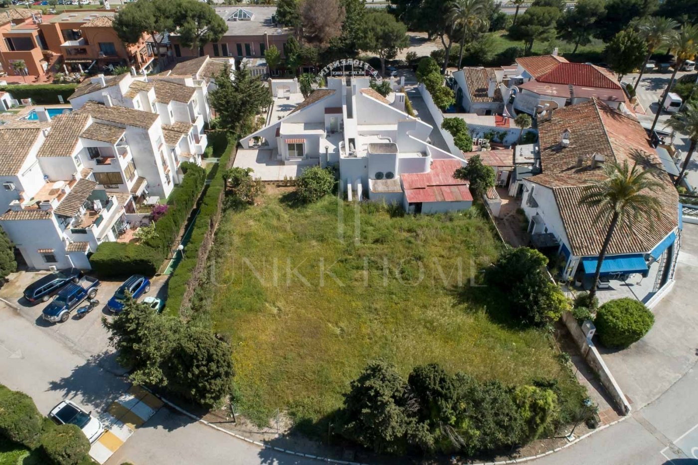 Restaurant and Plot with Project for a Business Center in El Pilar – El Paraíso, Estepona